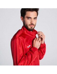czerwona wiatrówka przeciwdeszczowa męska